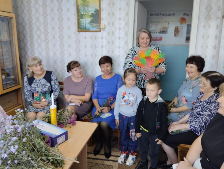 Малыши поздравляют учителей..